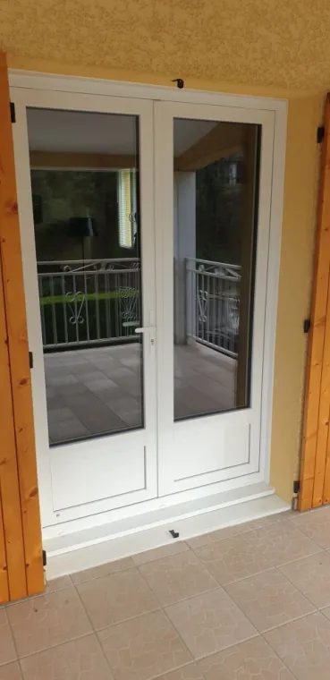 Pose d'une porte-fenêtre T81 à Manthes, Valence, Lel Menuiseries - Tryba Valence